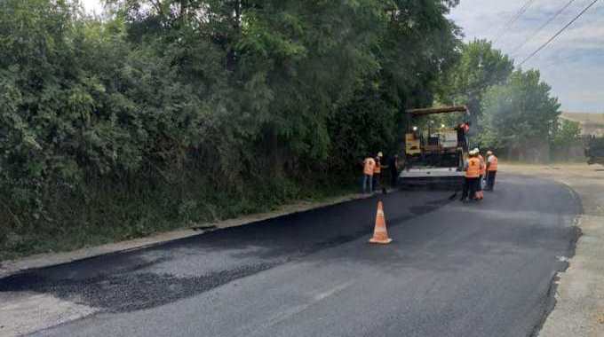 Vijojne punimet ne aksin Tirane-Ndroq-Plepa: Drejt fundit riparimi i shtresave asfaltike